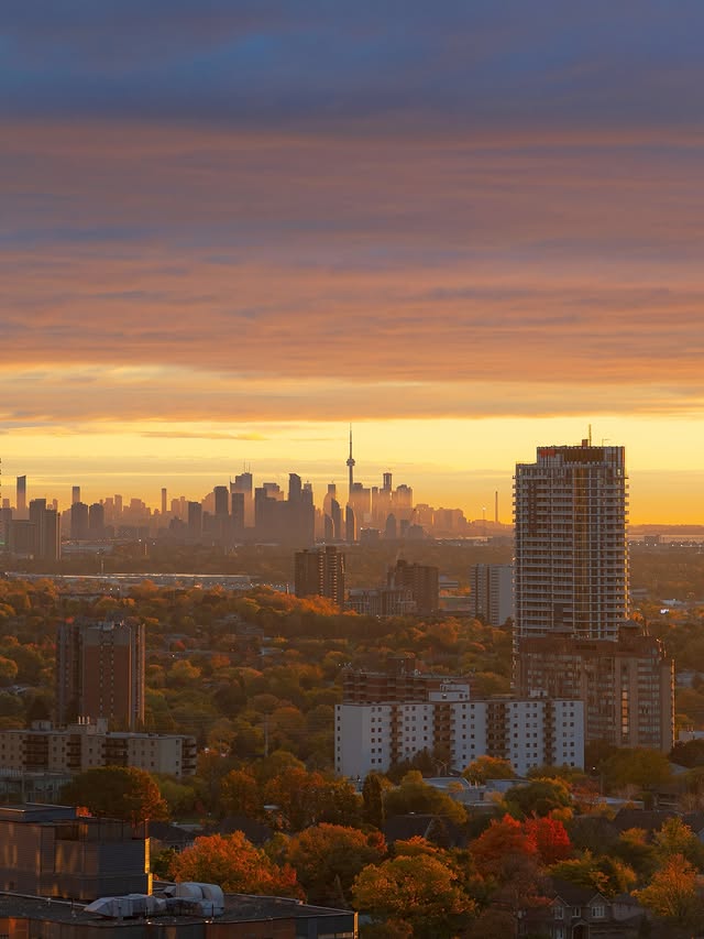 Toronto skyline at sunrise @deepbhavsarr
