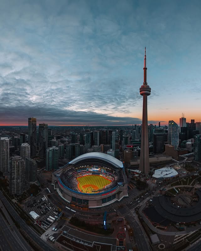 Rogers Centre aka Skydome and CN Tower Photo by Kotsy aka @itsonlykotsy